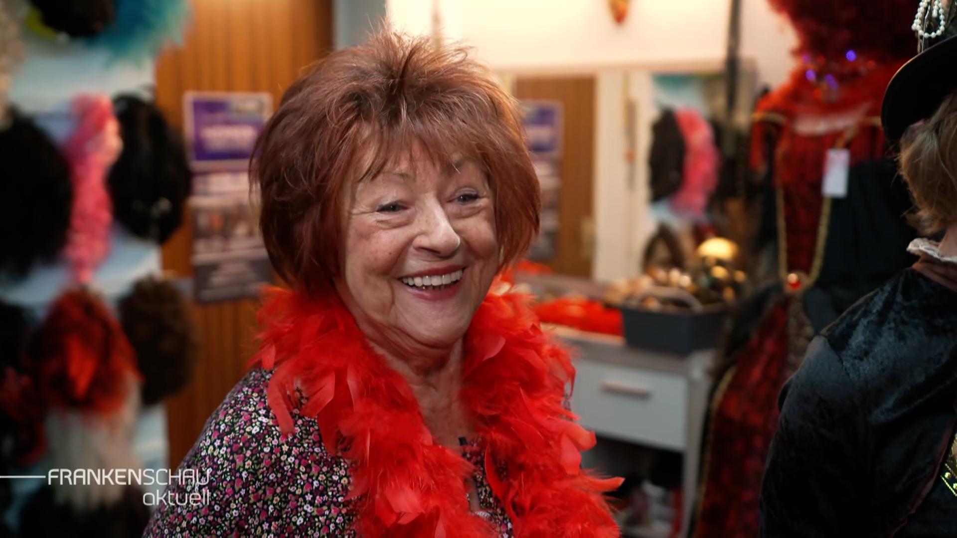 Brigitte Streb in ihrem Kostüm-Verleih.