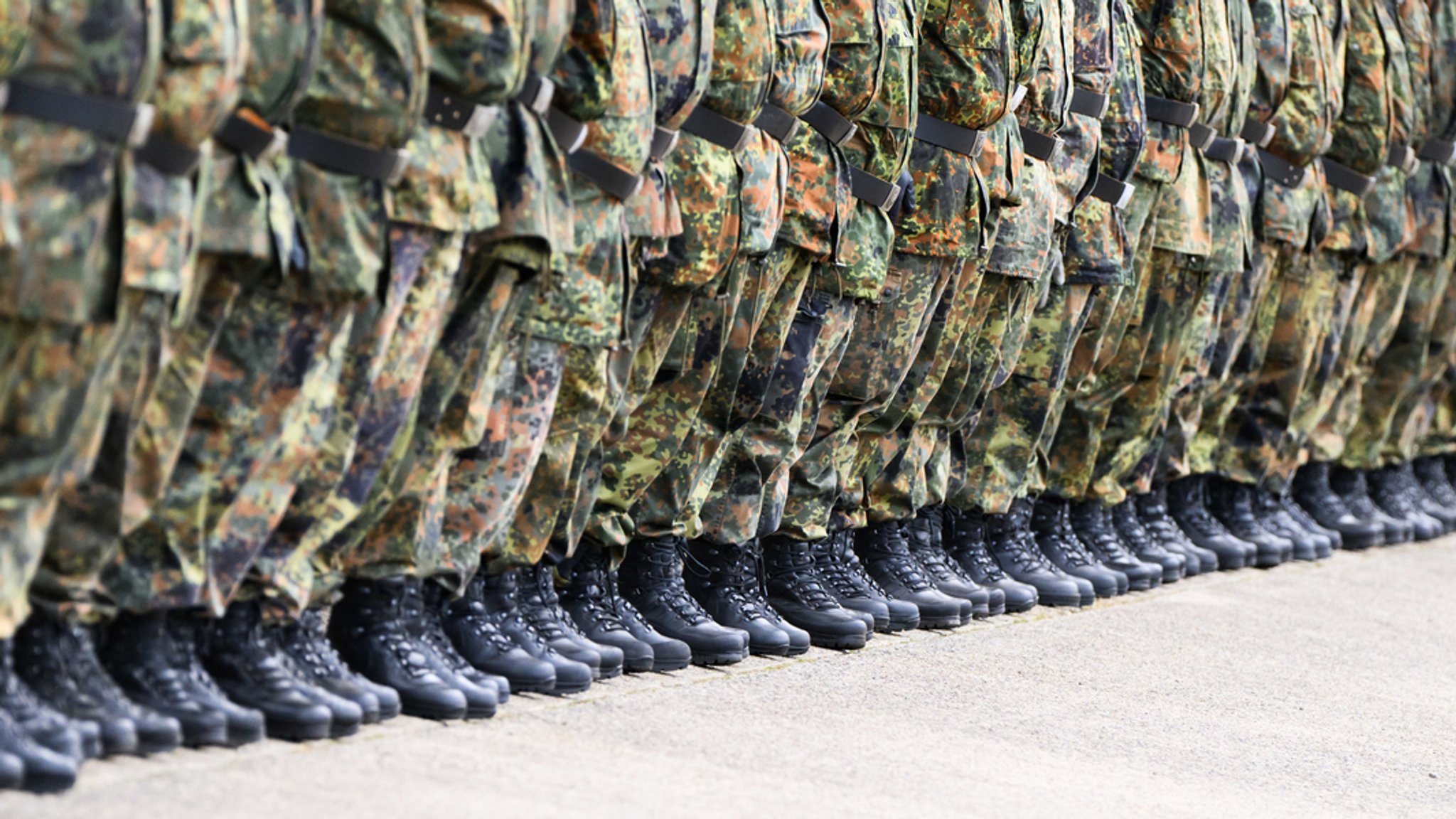 25.09.2025, Niedersachsen, Hannover: Soldaten stehen in der Hauptfeldwebel-Lagenstein-Kaserne beim feierlichen Appell zur Übergabe des Landeskommandos Niedersachsen von Oberst Waldau an Oberst i.G. Wachter.  | Bild:  dpa-Bildfunk/Julian Stratenschulte 25.09.2025, Niedersachsen, Hannover: Soldaten stehen in der Hauptfeldwebel-Lagenstein-Kaserne beim feierlichen Appell zur Übergabe des Landeskommandos Niedersachsen von Oberst Waldau an Oberst i.G. Wachter.