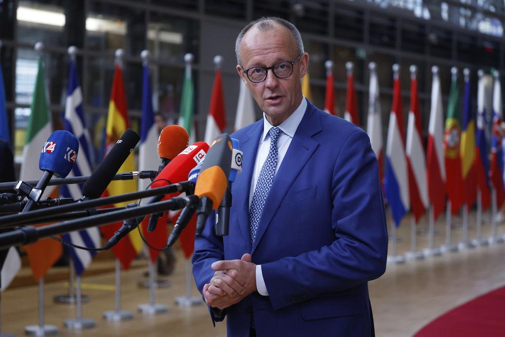 26.06.2025, Belgien, Brüssel: Der deutsche Bundeskanzler Friedrich Merz (CDU) spricht, als er zu einem EU-Gipfel im Gebäude des Europäischen Rates in Brüssel eintrifft. 