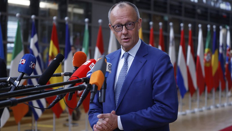 26.06.2025, Belgien, Brüssel: Der deutsche Bundeskanzler Friedrich Merz (CDU) spricht, als er zu einem EU-Gipfel im Gebäude des Europäischen Rates in Brüssel eintrifft. | Bild: dpa-Bildfunk/Omar Havana 26.06.2025, Belgien, Brüssel: Der deutsche Bundeskanzler Friedrich Merz (CDU) spricht, als er zu einem EU-Gipfel im Gebäude des Europäischen Rates in Brüssel eintrifft.