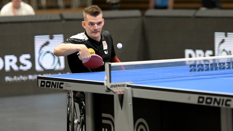 Thomas Schmidberger im Einsatz an der Platte | Bild: picture alliance/dpa/Revierfoto Thomas Schmidberger im Einsatz an der Platte