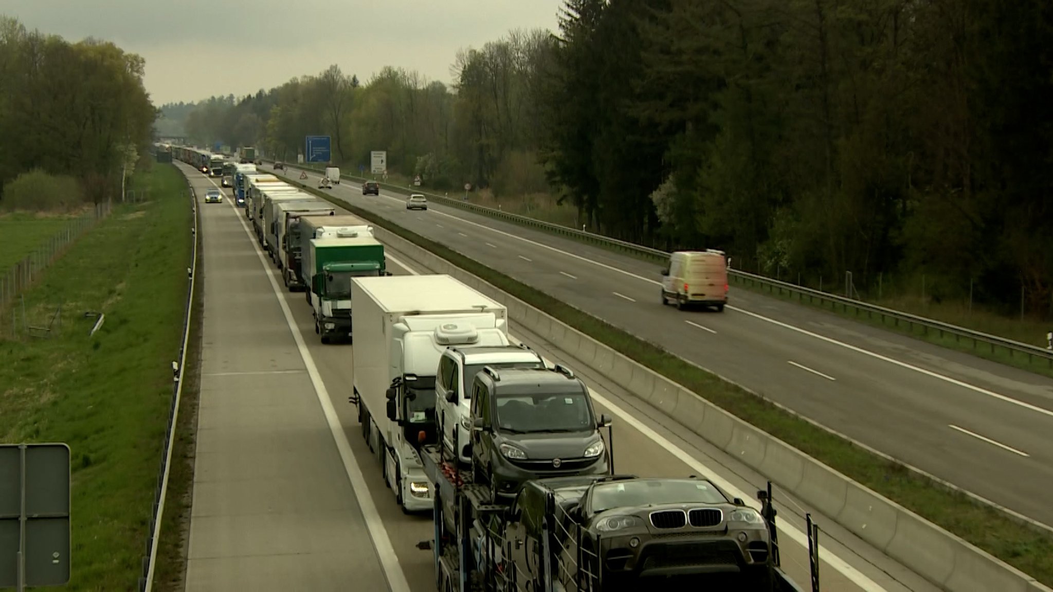 Nach dem Feiertag am Montag in Italien führte die Lkw-Blockabfertigung in Österreich heute erneut zu langen Staus.