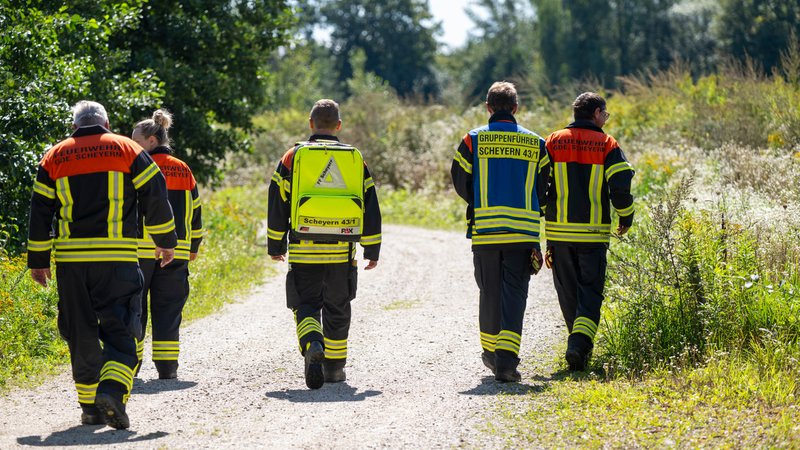 Rettungskräfte bei der Suche nach dem vermisstem 83-Jährigen Mann. | Bild: picture alliance/dpa | Peter Kneffel Rettungskräfte bei der Suche nach dem vermisstem 83-Jährigen Mann.