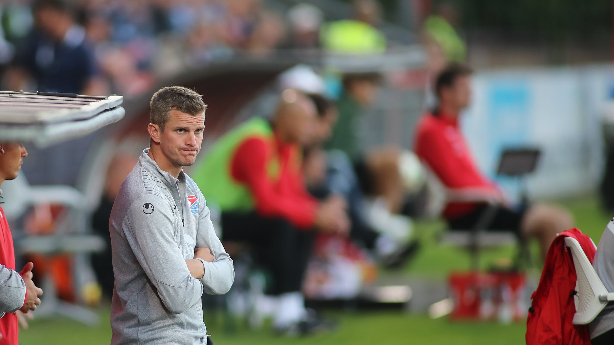 Sven Bender auf der Trainerbank der SpVgg Unterhaching