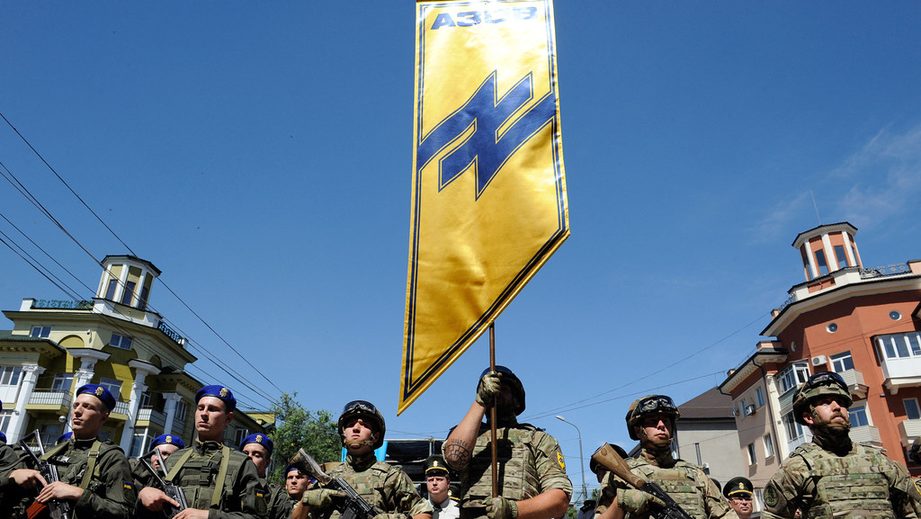 Im Juni 2019 marschierten Kämpfer des Asow-Regiments (rechts) und andere Mitglieder der ukrainischen Nationalgarde in deren typischen Uniform (links) durch Mariupol, um das fünfjährige Jubiläum der Befreiung der Stadt von prorussischen Separatisten zu feiern.