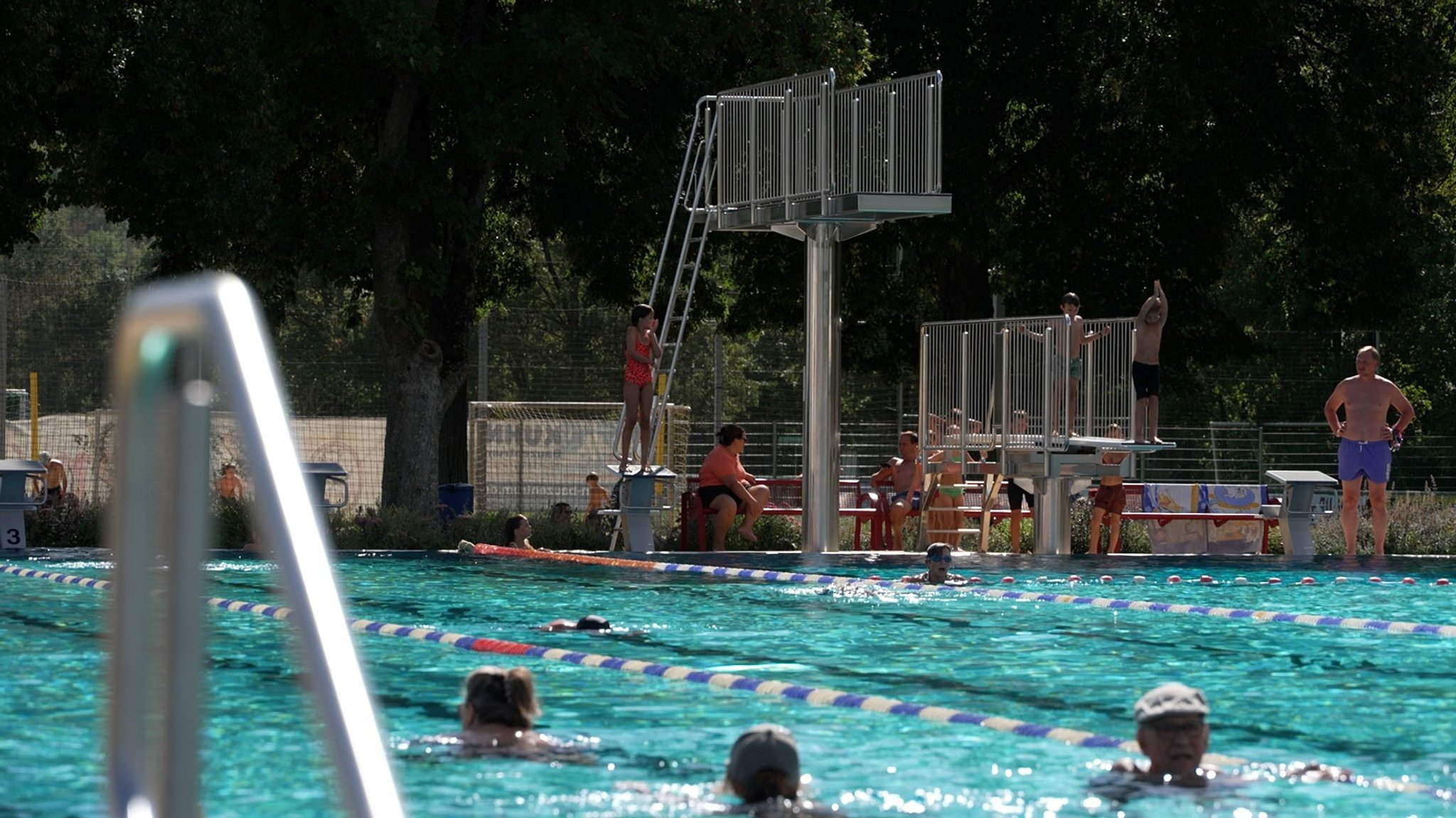 Spätsommertag im Freibad Karlstadt. | Bild: BR Spätsommertag im Freibad Karlstadt.