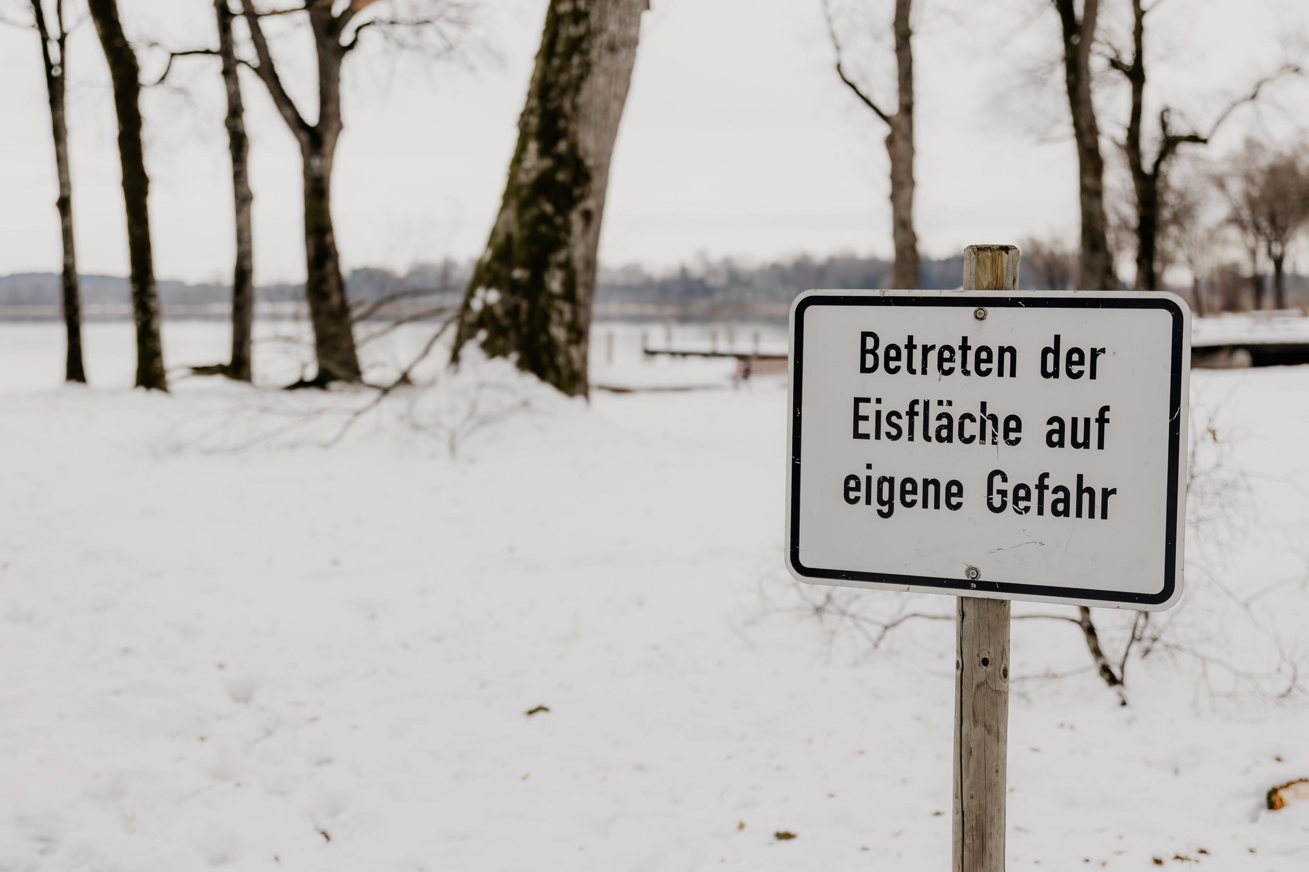 Schild warnt vor dem Betreten der Eisfläche auf einem See (9. 1. 2024)