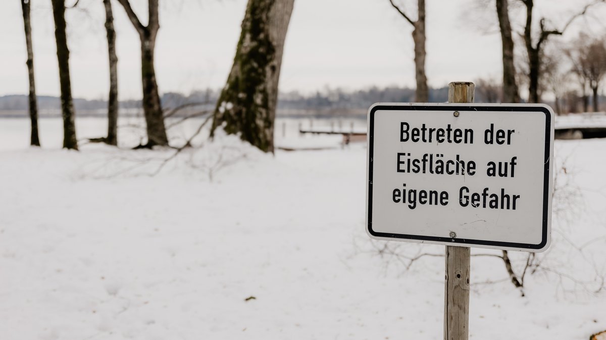 Schild warnt vor dem Betreten der Eisfläche auf einem See (9. 1. 2024)