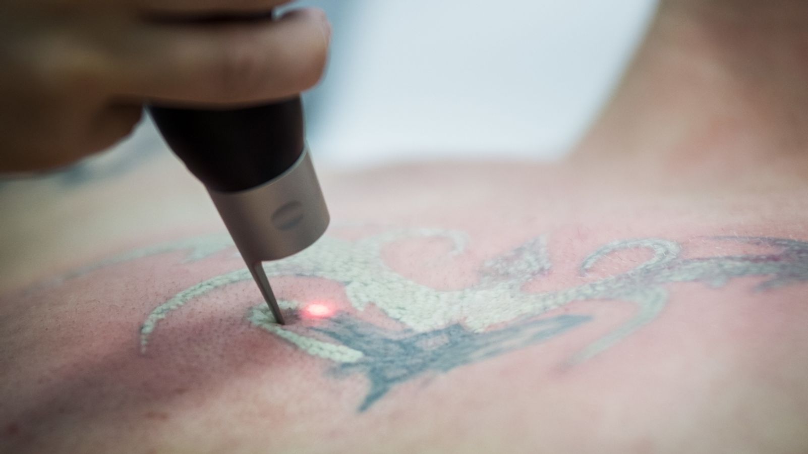 Darf Ein Polizist Tatowiert Sein Grundsatzurteil Erwartet Br24