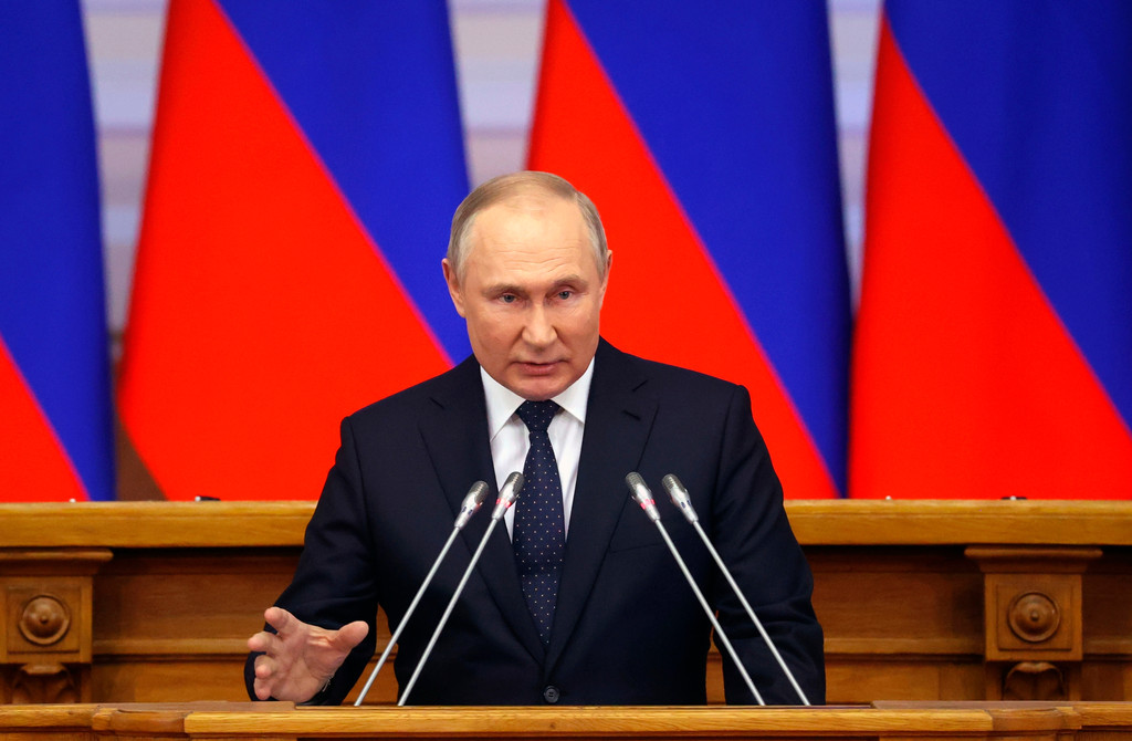Beseelt von Ideologie: Der Präsident am Rednerpult vor russischen Flaggen