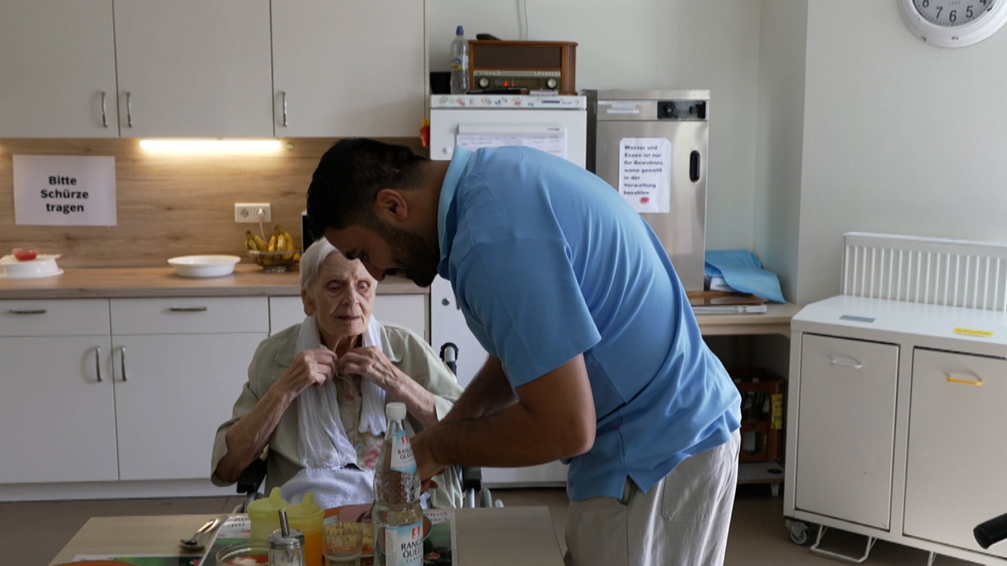 Sertac Akcay bei der Pflege einer Frau im Rollstuhl | Bild: Bayerischer Rundfunk 2026 Sertac Akcay bei der Pflege einer Frau im Rollstuhl