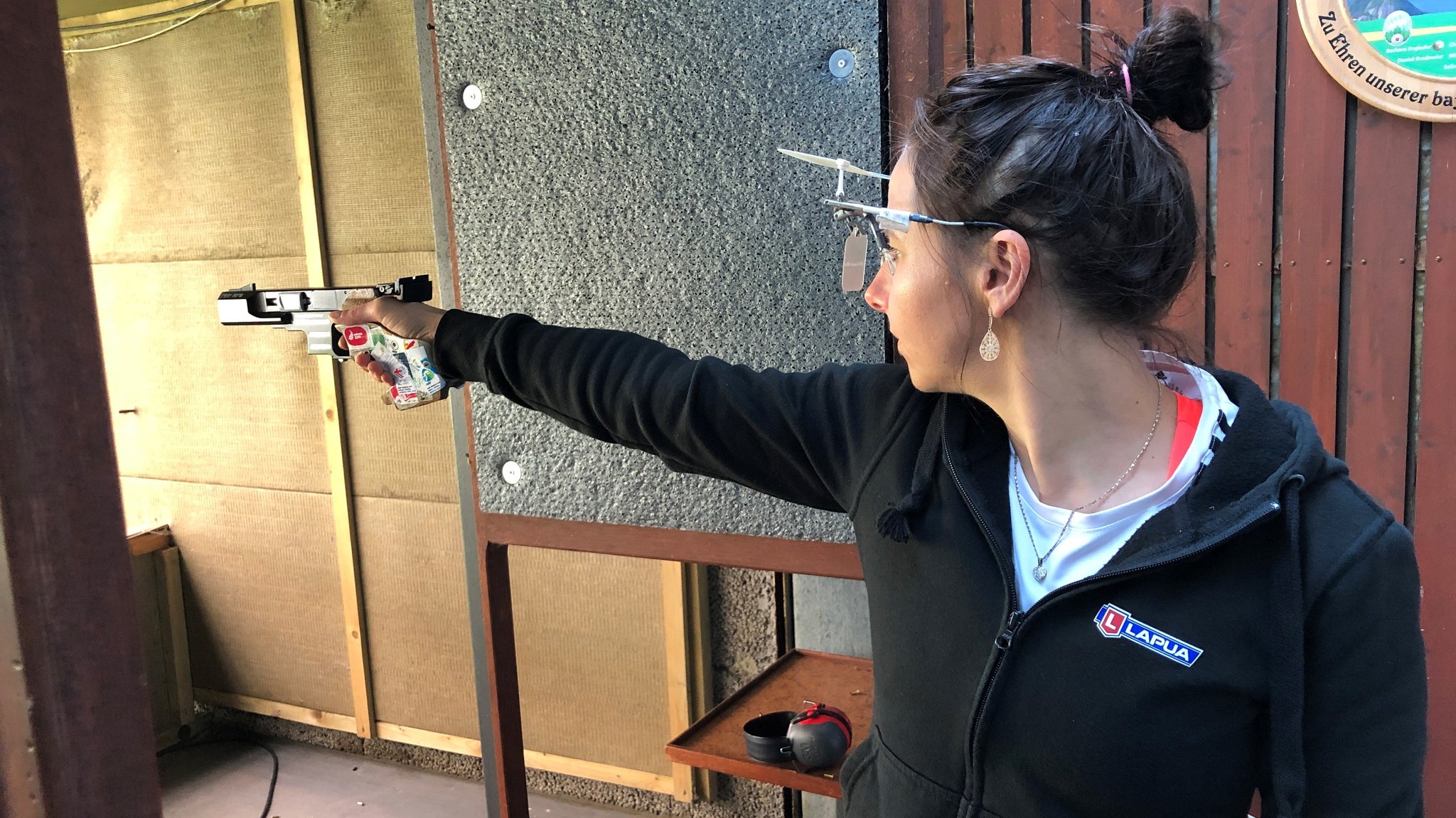 Monika Karsch beim Training an einem Schießstand in Regensburg.