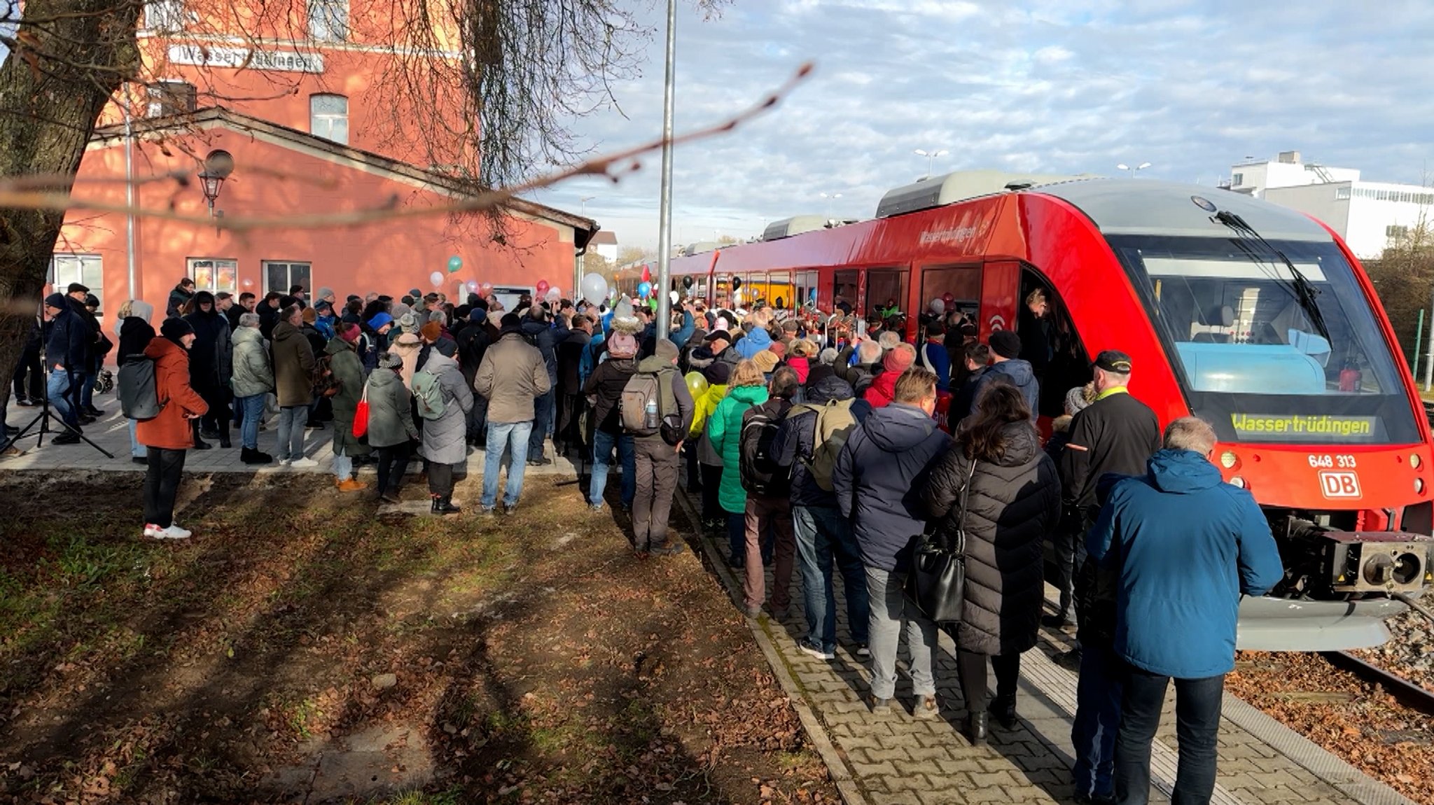 Neue Hesselbergbahn: Jetzt fährt sogar ein Bus ins Dorf 