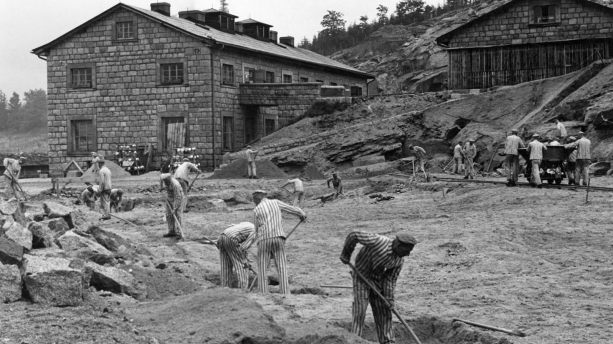 Häftlinge vom KZ Flossenbürg im Steinbruch, 1942.