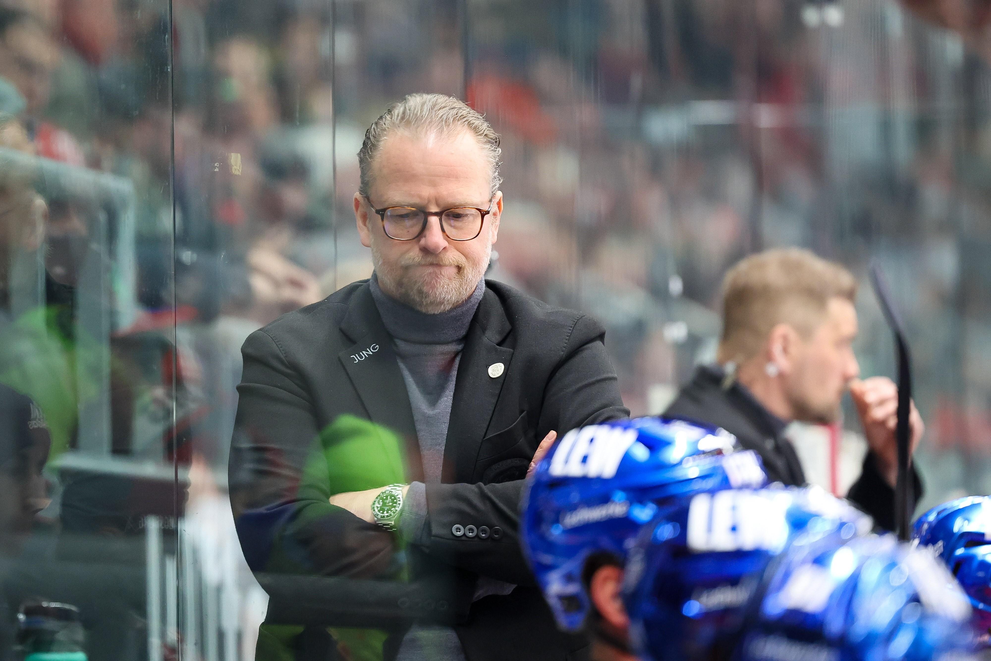 Augsburgs Chef-Trainer Christof Kreutzer auf der Spielerbank im Curt-Frenzel-Stadion.
