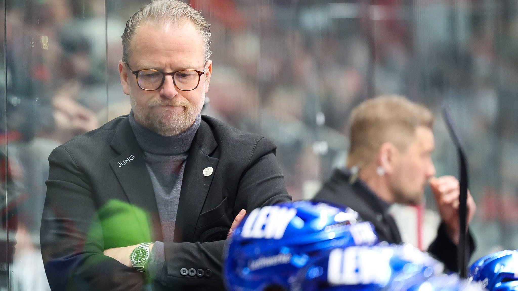 Augsburgs Chef-Trainer Christof Kreutzer auf der Spielerbank im Curt-Frenzel-Stadion.