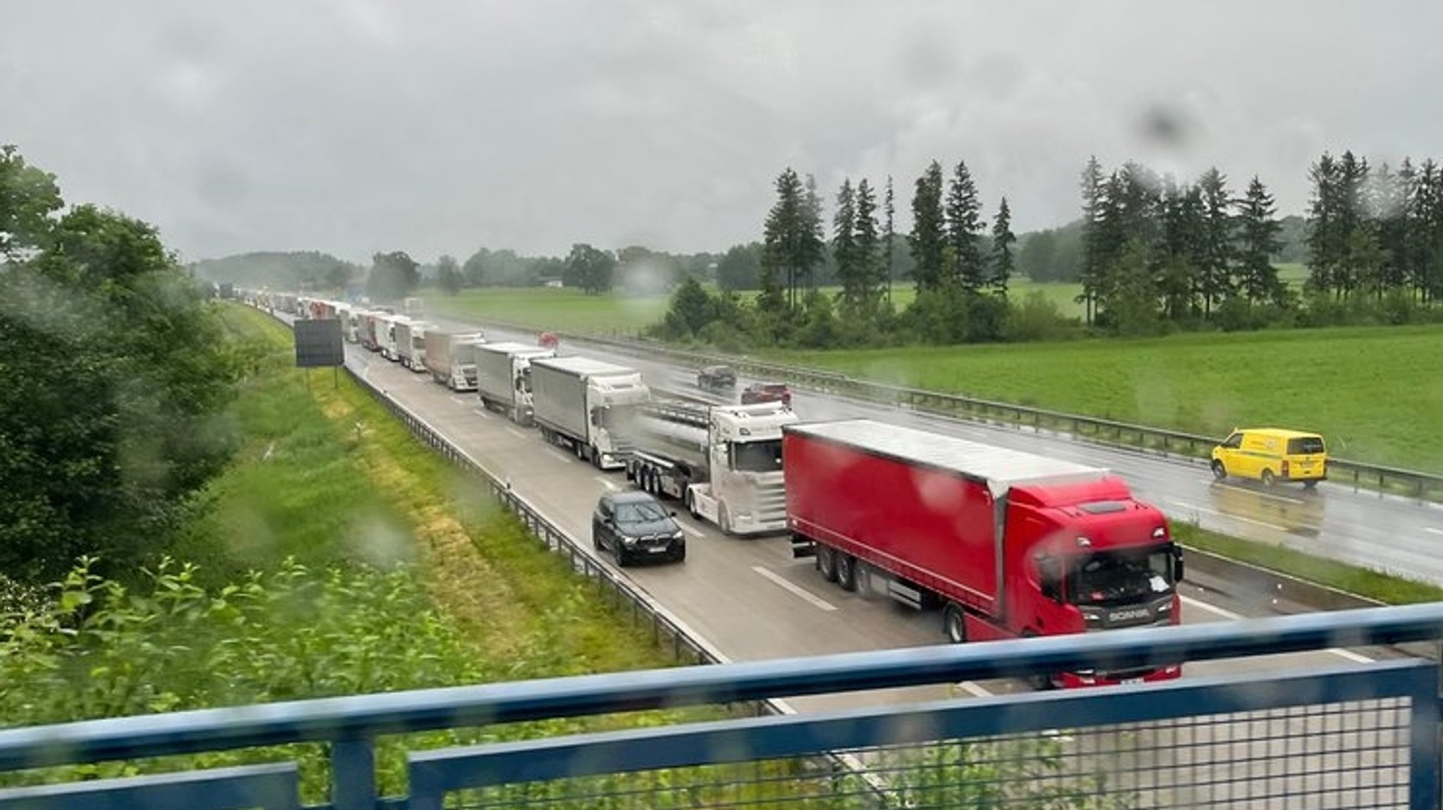 LKW-Stau auf der Inntalautobahn durch Blockabfertigung 