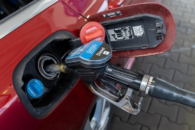 Kurz vor 2 Euro: Nach dem US-Angriff auf Iran ziehen die Spritpreise in Deutschland für Benzin, Diesel und E10 weiter an. Symbolfoto, eine Zapfpistole steckt in einem Auto an der Tankstelle und wird mit Diesel Treibstoff betankt