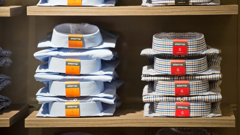 Hemdenstapel von Eterna | Bild: picture alliance/photothek/Michael Gottschalk Hemdenstapel von Eterna