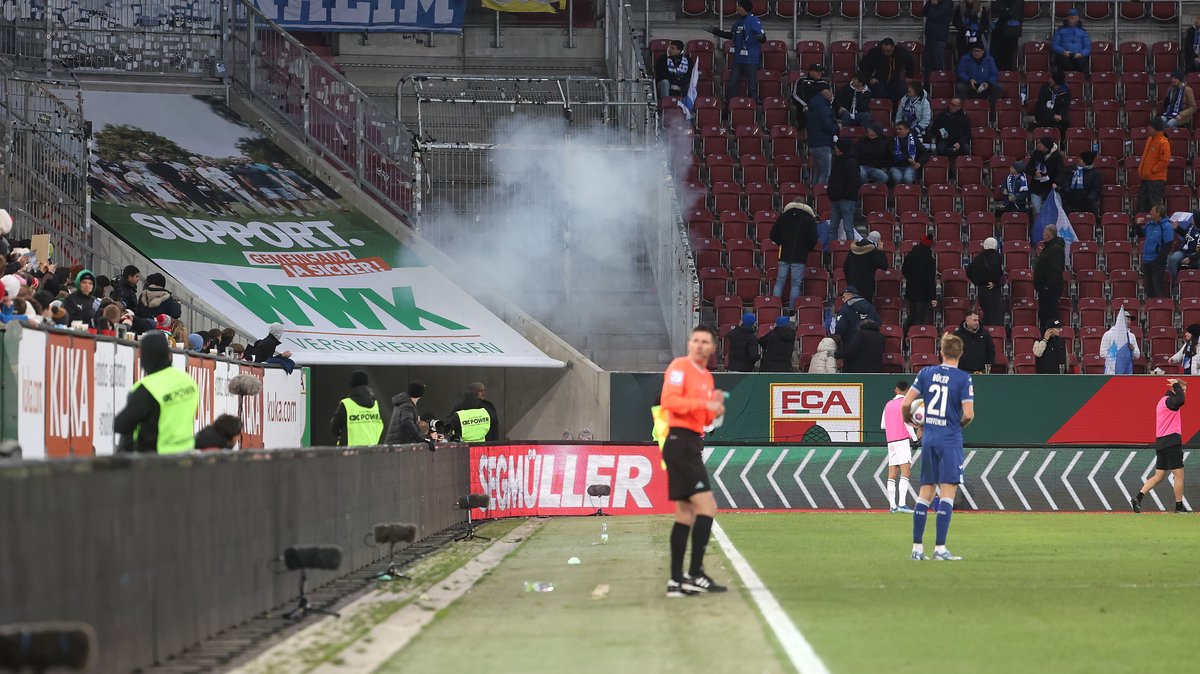 Eine Rauchwolke nach der Böller-Explosion über dem Spielfeld im FCA-Stadion