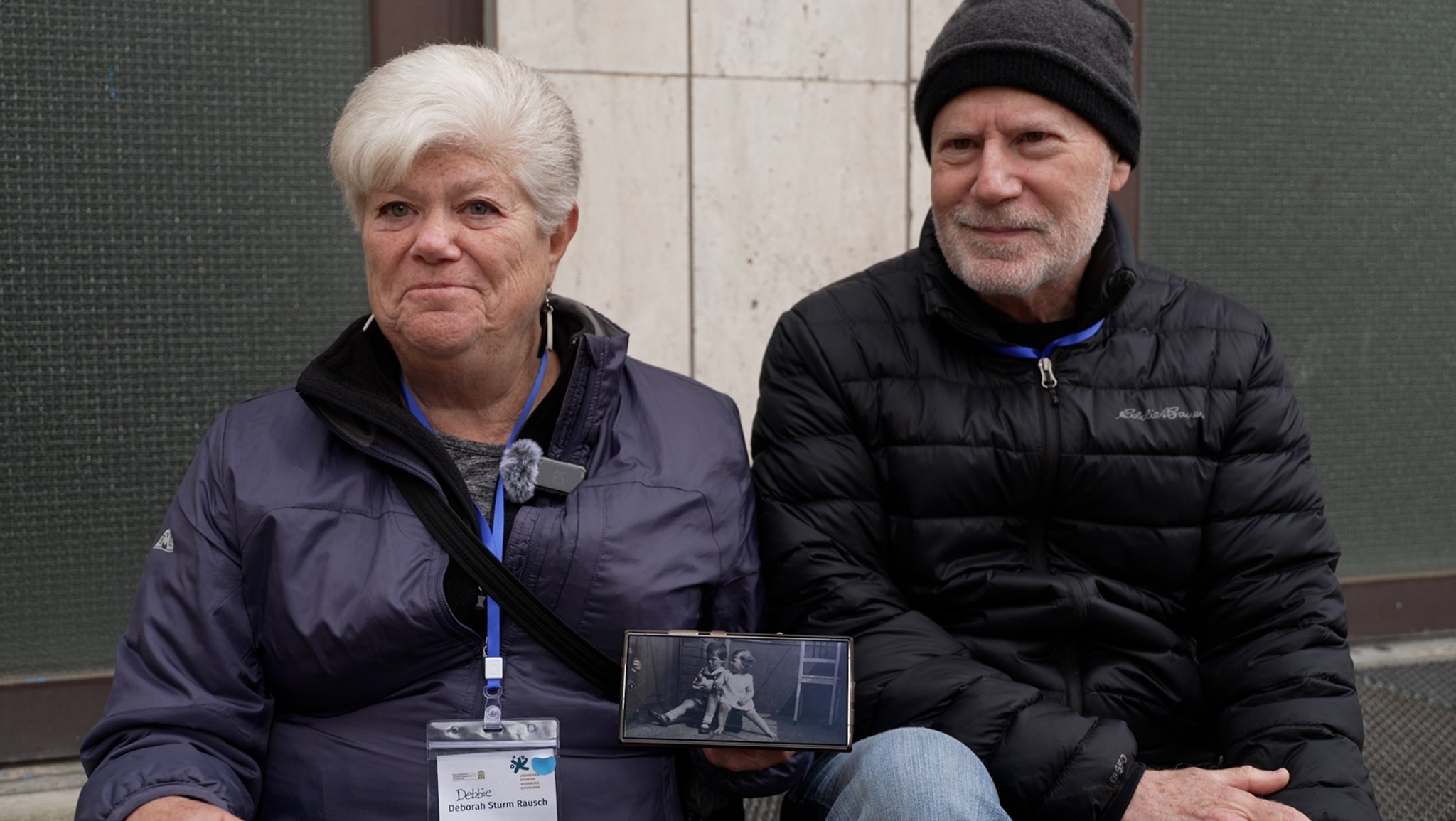 Deborah Sturm Rausch (l.) und Steven Felgran (r.) sitzen in dem Innenhof, wo bereits ihre Eltern als Kinder saßen.