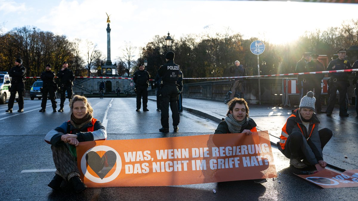Aktivisten Blockieren die Münchner Luitpoldbrücke