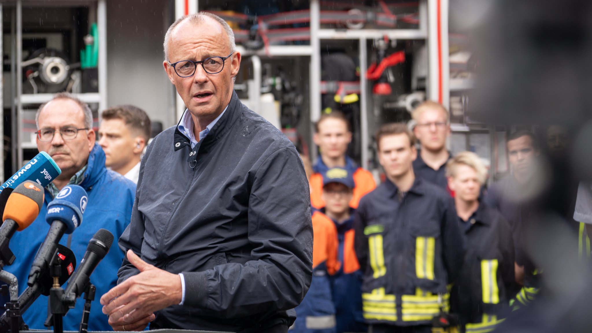 Merz dankt Helfern im Hürtgenwald – Pfiffe und Buhrufe