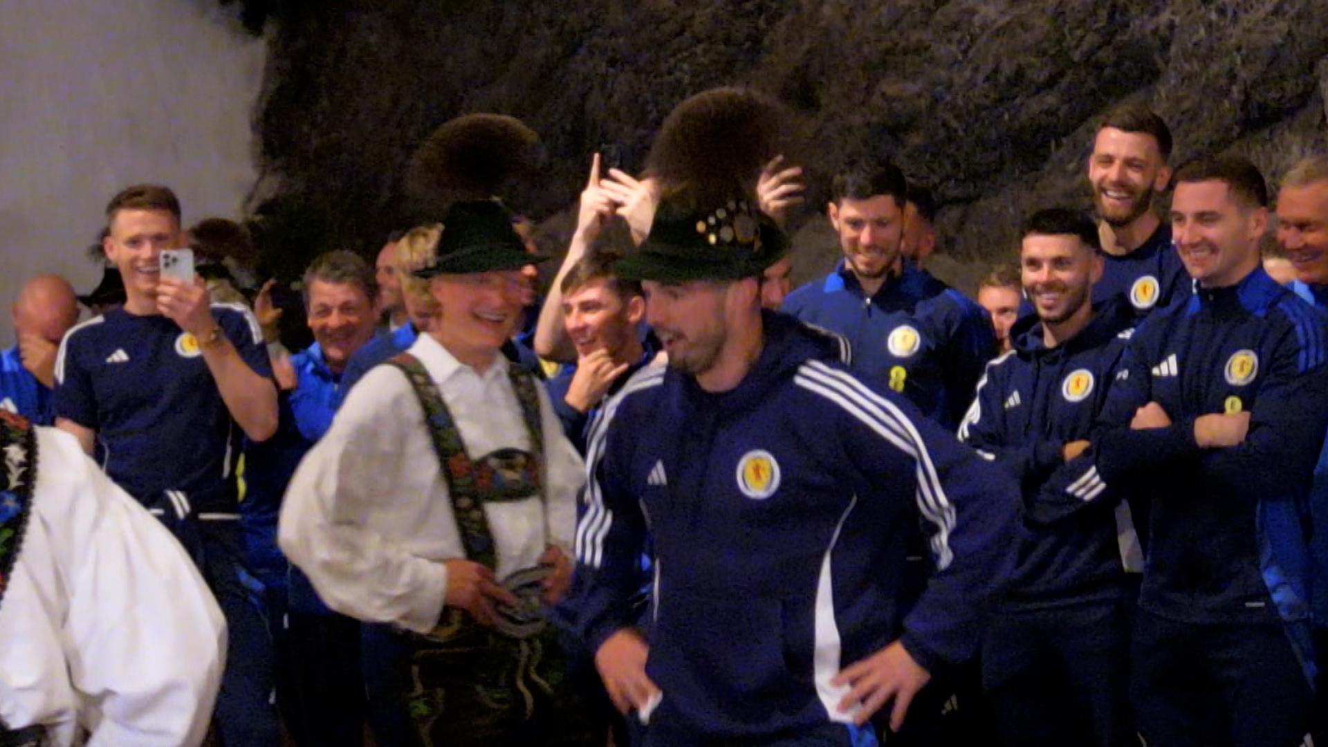 Bühnenszene mit bayerischer Musik und schottischen Fußballern