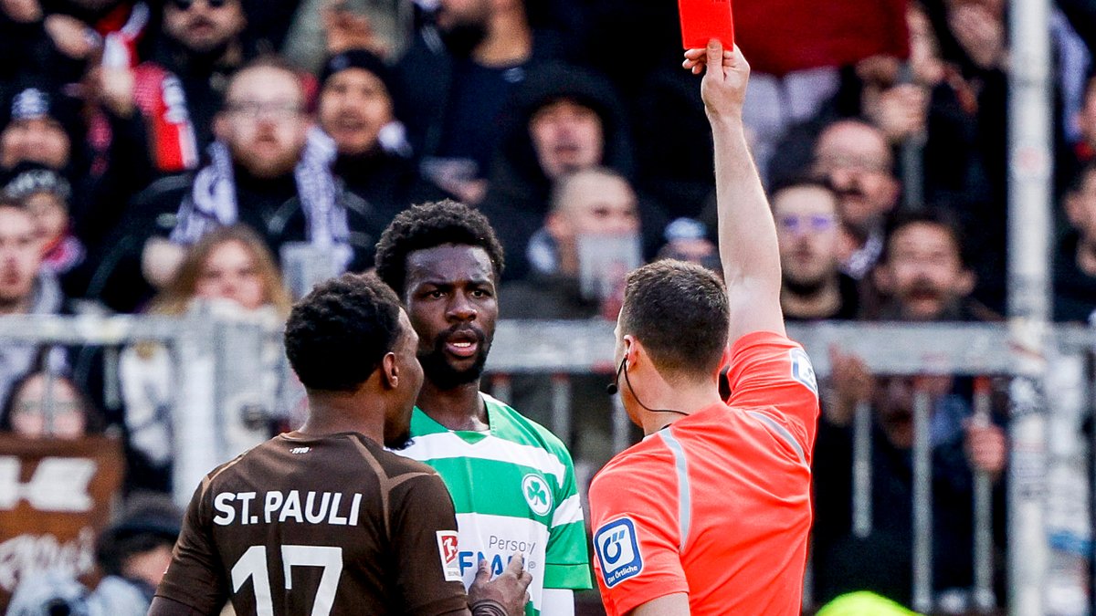 Rote Karte für den Fürther Gideon Jung im Spiel beim FC St. Pauli