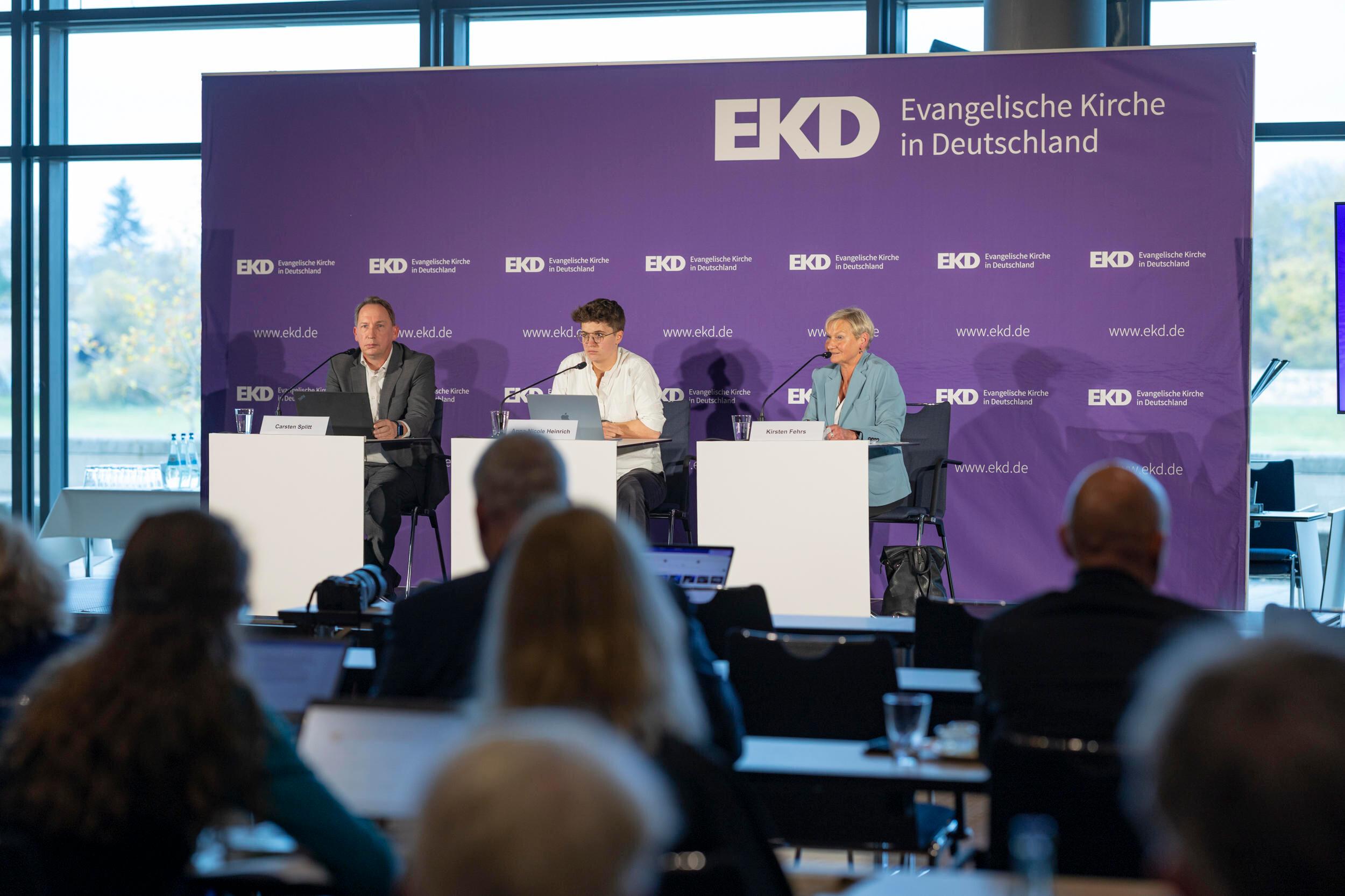 Anna-Nicole Heinrich, Präses der EKD-Synode (Mitte), und die EKD-Ratsvorsitzende der EKD Kirsten Fehrs beantworten Fragen der Presse.