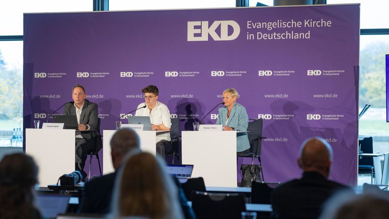 Anna-Nicole Heinrich, Präses der EKD-Synode (Mitte), und die EKD-Ratsvorsitzende der EKD Kirsten Fehrs beantworten Fragen der Presse. | Bild: picture alliance / epd-bild | Paul-Philipp Braun Anna-Nicole Heinrich, Präses der EKD-Synode (Mitte), und die EKD-Ratsvorsitzende der EKD Kirsten Fehrs beantworten Fragen der Presse.