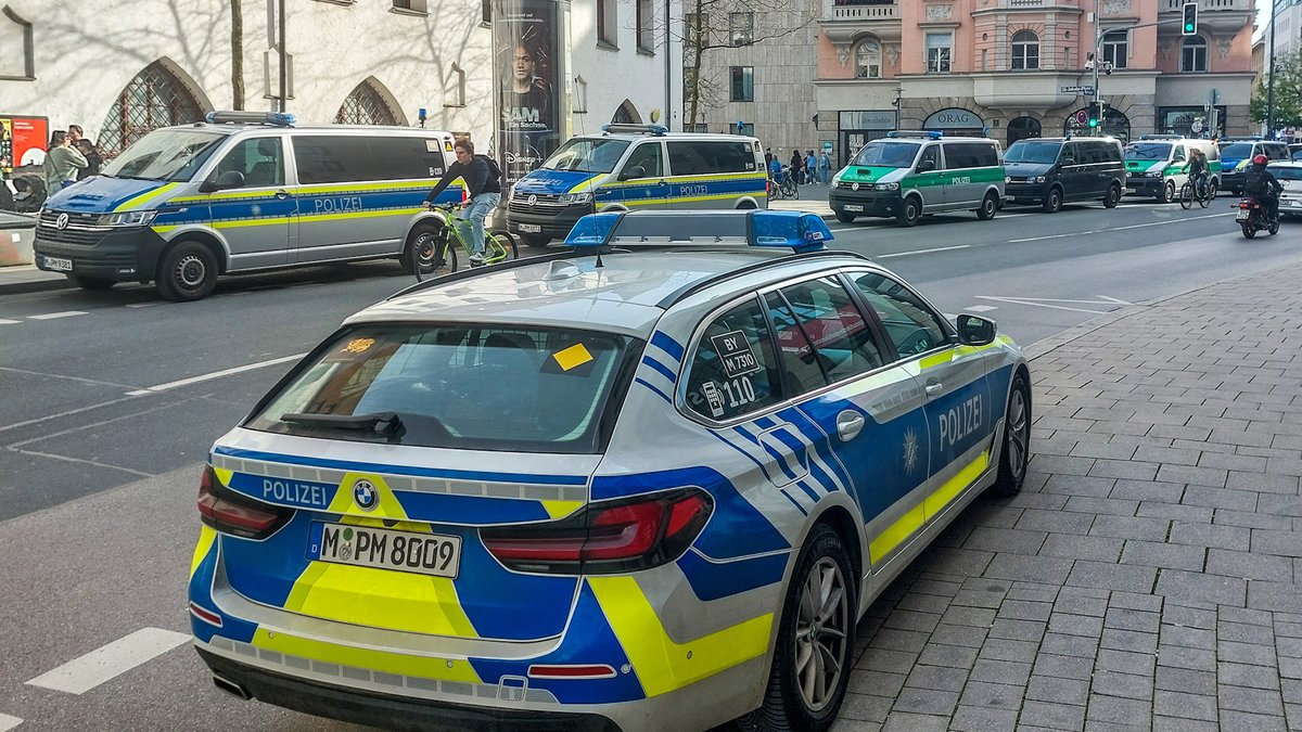 Polizeiautos stehen in Münchner Altstadt wegen Bedrohungslage