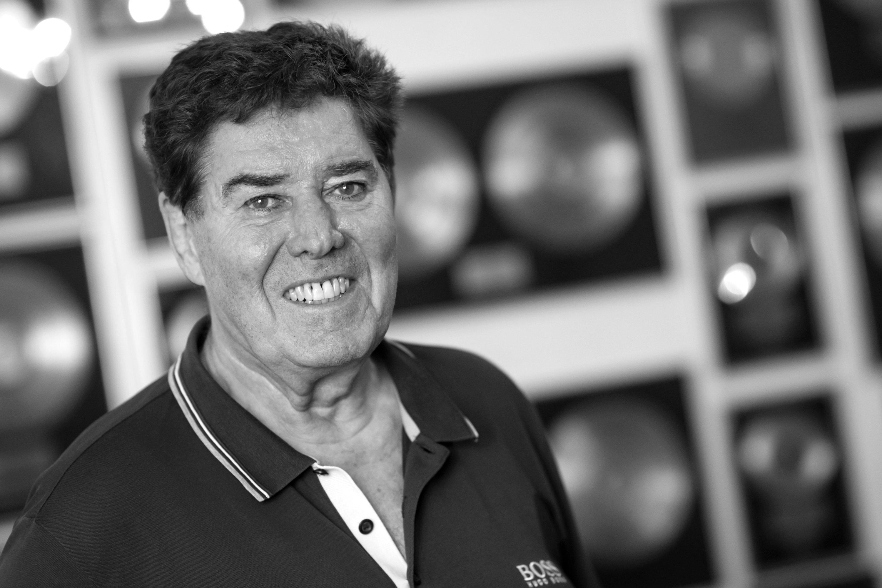 ARCHIV - 24.08.2020, Berlin: Jack White, Musikproduzent, steht in seiner Wohnung, an der Wand hängen zahlreiche Goldene Schallplatten. (zu dpa: «Musikproduzent Jack White gestorben») Foto: Bernd von Jutrczenka/dpa +++ dpa-Bildfunk +++