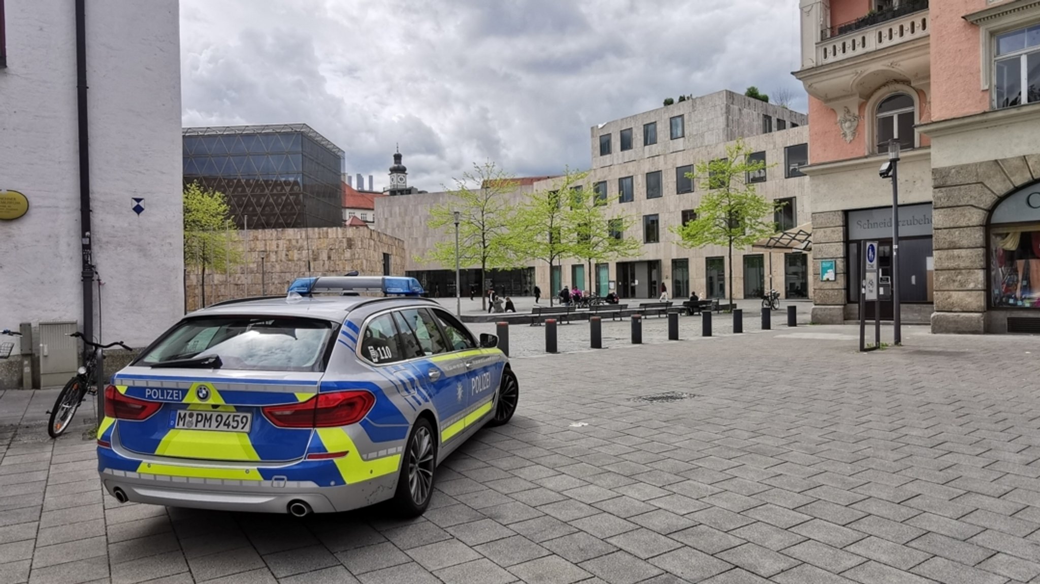 Polizeischutz vor der Münchner Synagoge am Jakobsplatz. 