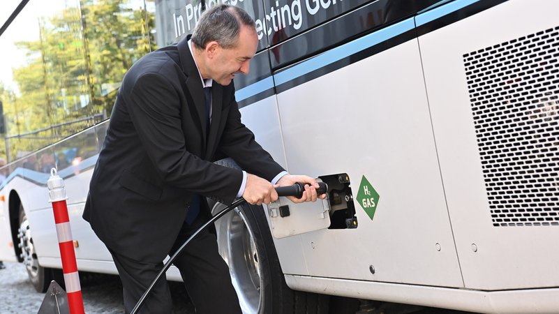 Wirtschaftsminister Hubert Aiwanger beim Betanken eines wasserstoffbetriebenen Busses | Bild: picture alliance / SVEN SIMON | Frank Hoermann / SVEN SIMON Wirtschaftsminister Hubert Aiwanger beim Betanken eines wasserstoffbetriebenen Busses