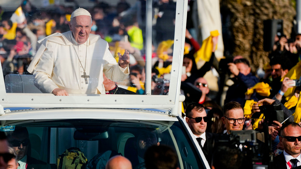Franziskus winkt den Gläubigen in Malta aus dem Papamobil zu