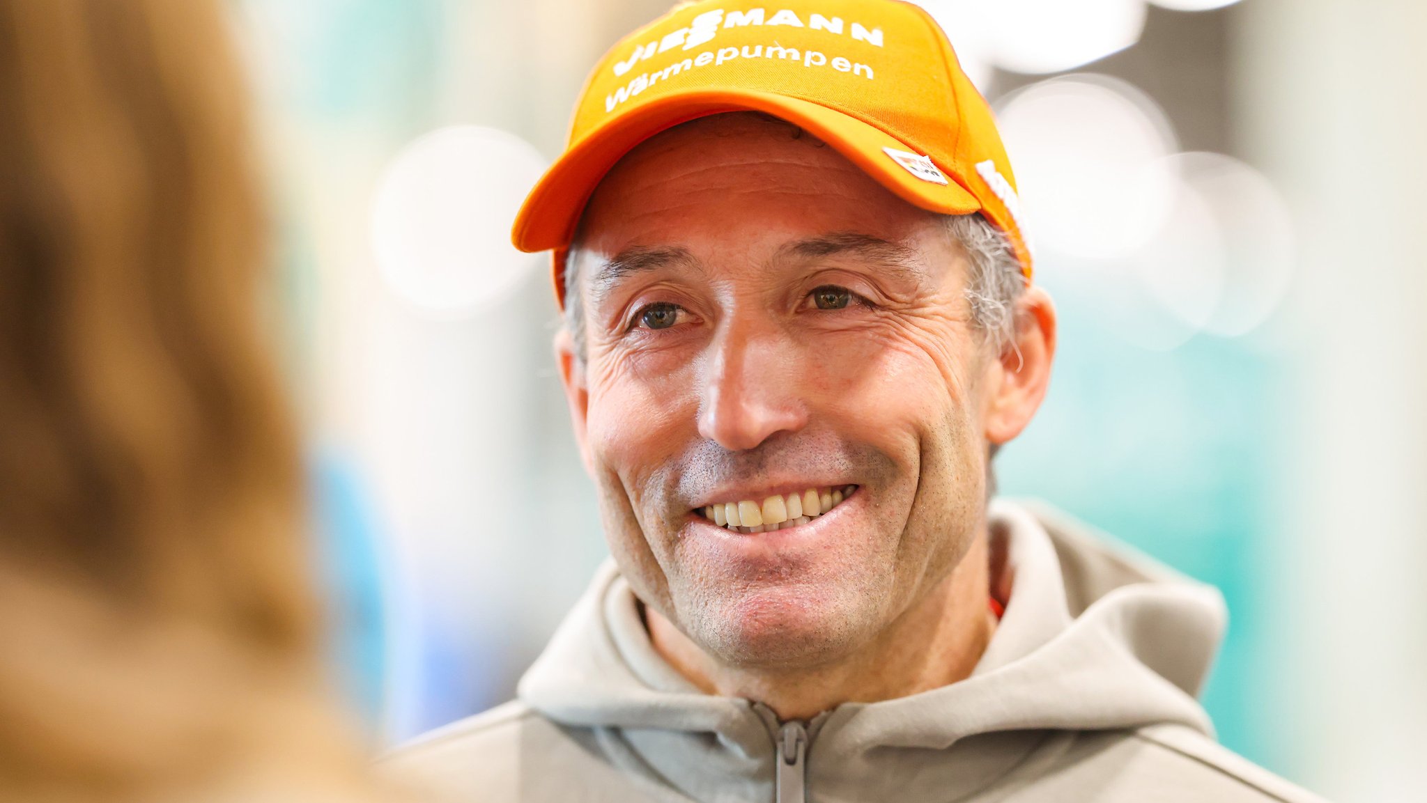 29.10.2025, Bayern, Nürnberg: DSV-Einkleidung, Einkleidung DSV-Athleten Nordische Kombination, Skisprung, Biathlon, Langlauf, Messezentrum NCC West. Peter Schlickenrieder, Cheftrainer Langlauf des DSV, gibt Interviews bei der Einkleidung der DSV-Athleten. 