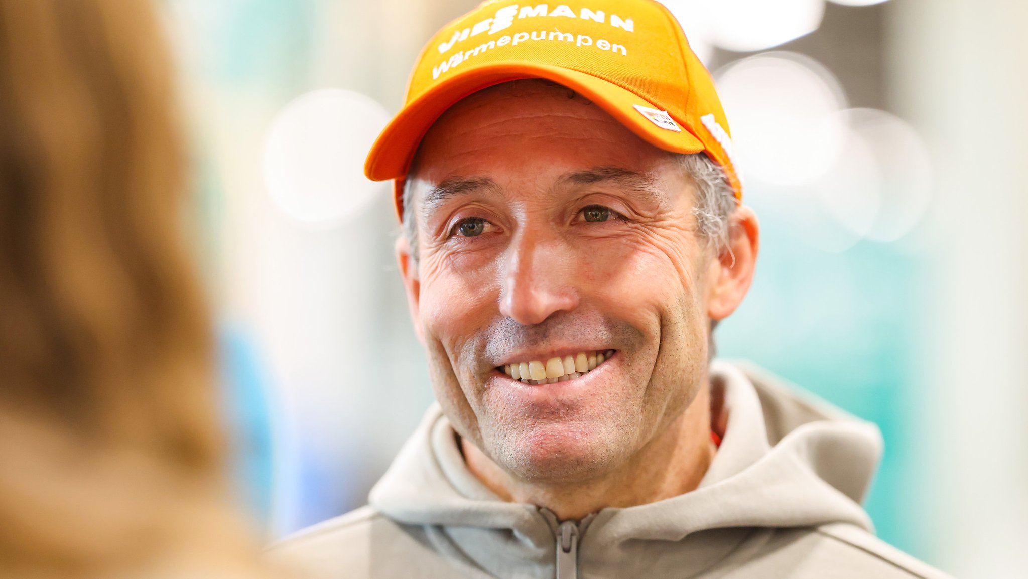 29.10.2025, Bayern, Nürnberg: DSV-Einkleidung, Einkleidung DSV-Athleten Nordische Kombination, Skisprung, Biathlon, Langlauf, Messezentrum NCC West. Peter Schlickenrieder, Cheftrainer Langlauf des DSV, gibt Interviews bei der Einkleidung der DSV-Athleten. | Bild: dpa-Bildfunk/Daniel Löb 29.10.2025, Bayern, Nürnberg: DSV-Einkleidung, Einkleidung DSV-Athleten Nordische Kombination, Skisprung, Biathlon, Langlauf, Messezentrum NCC West. Peter Schlickenrieder, Cheftrainer Langlauf des DSV, gibt Interviews bei der Einkleidung der DSV-Athleten.