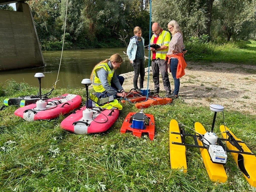 Mini-Boote am Ufer der Donau