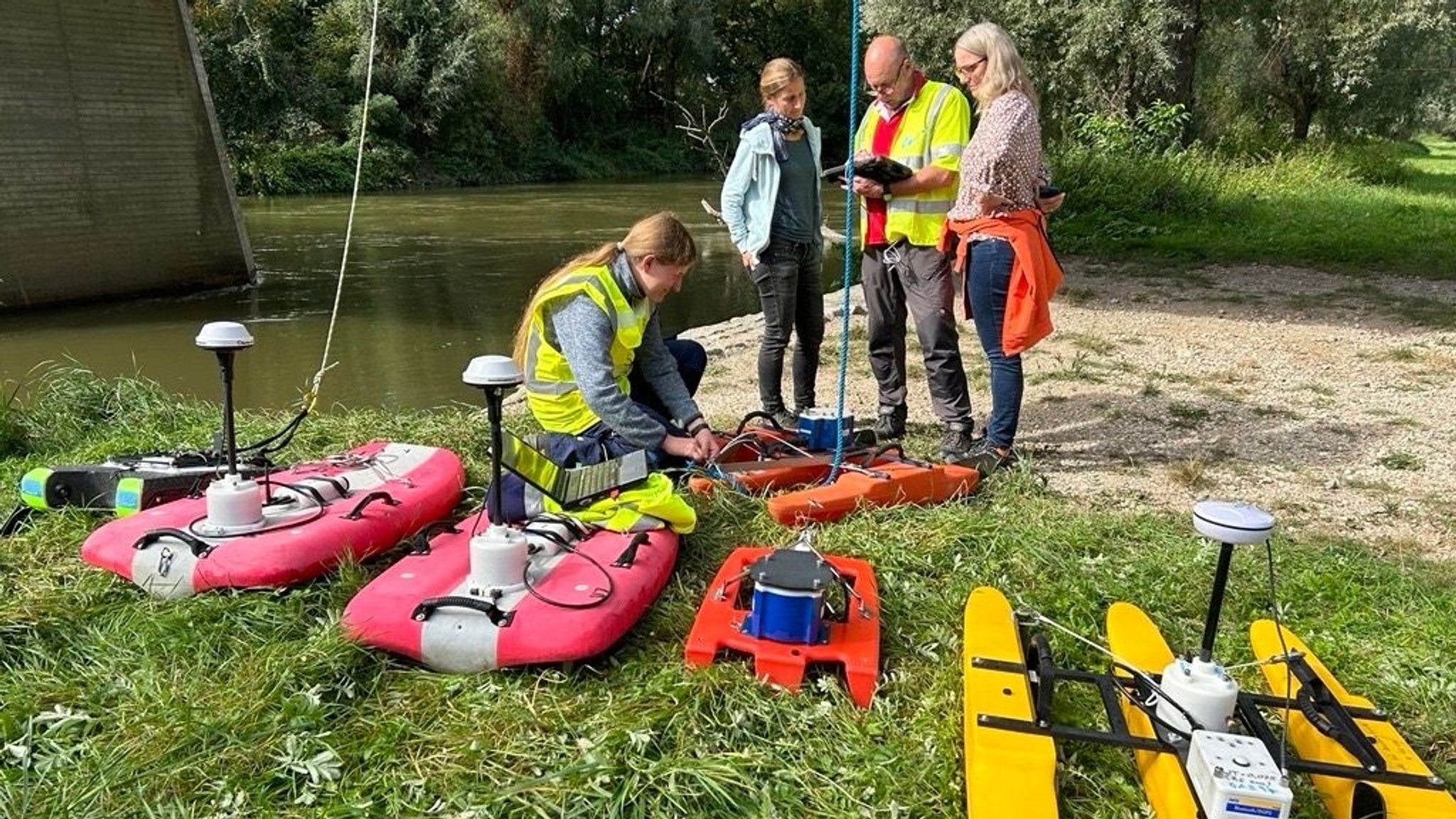 Für exakte Hochwasserprognosen: Experten prüfen Messgeräte