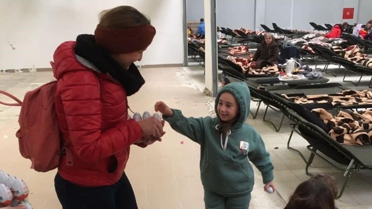 Helferin Katharina Mischanitz übergibt Schokoladeneier an ukrainische Flüchtlinge
