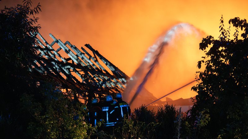 Feuerwehrleute bei Löscharbeiten. Ausgebranntes Gebäude im Hintergrund. | Bild: News5 Feuerwehrleute bei Löscharbeiten. Ausgebranntes Gebäude im Hintergrund.