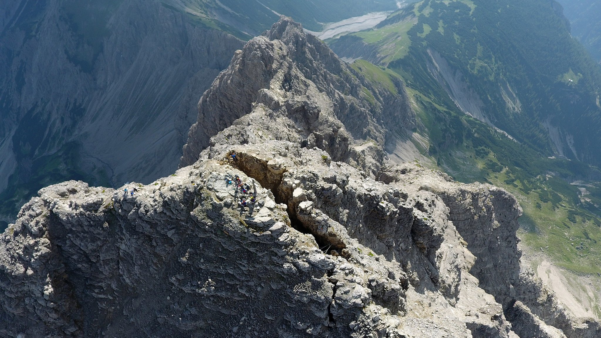 Der Spalt auf dem Gipfel des Hochvogels im Allgäu aus der Vogelperspektive.