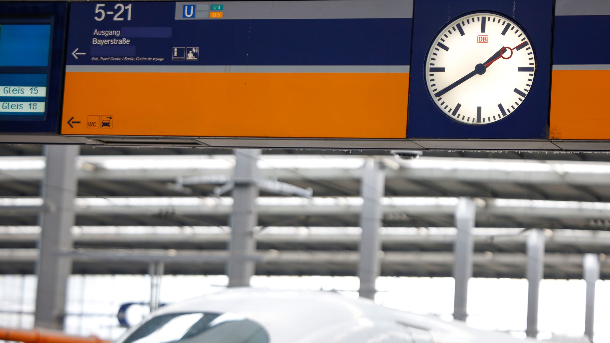 Bahnhofsuhr im Münchner Hauptbahnhof