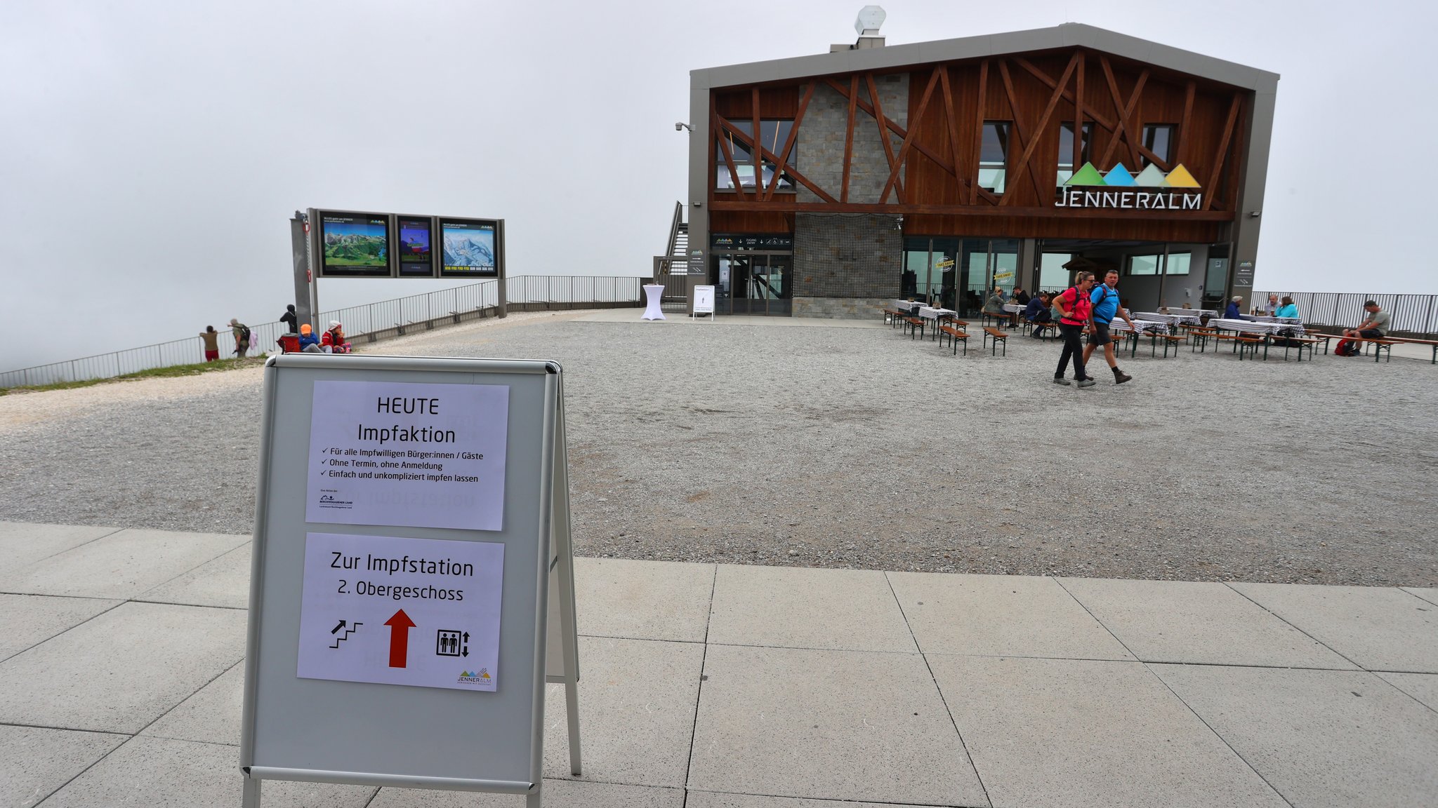 31.07.21: Ein Schild weist auf der Bergstation des Jenner auf die Möglichkeit hin, sich spontan vor Ort gegen Corona impfen zu lassen.