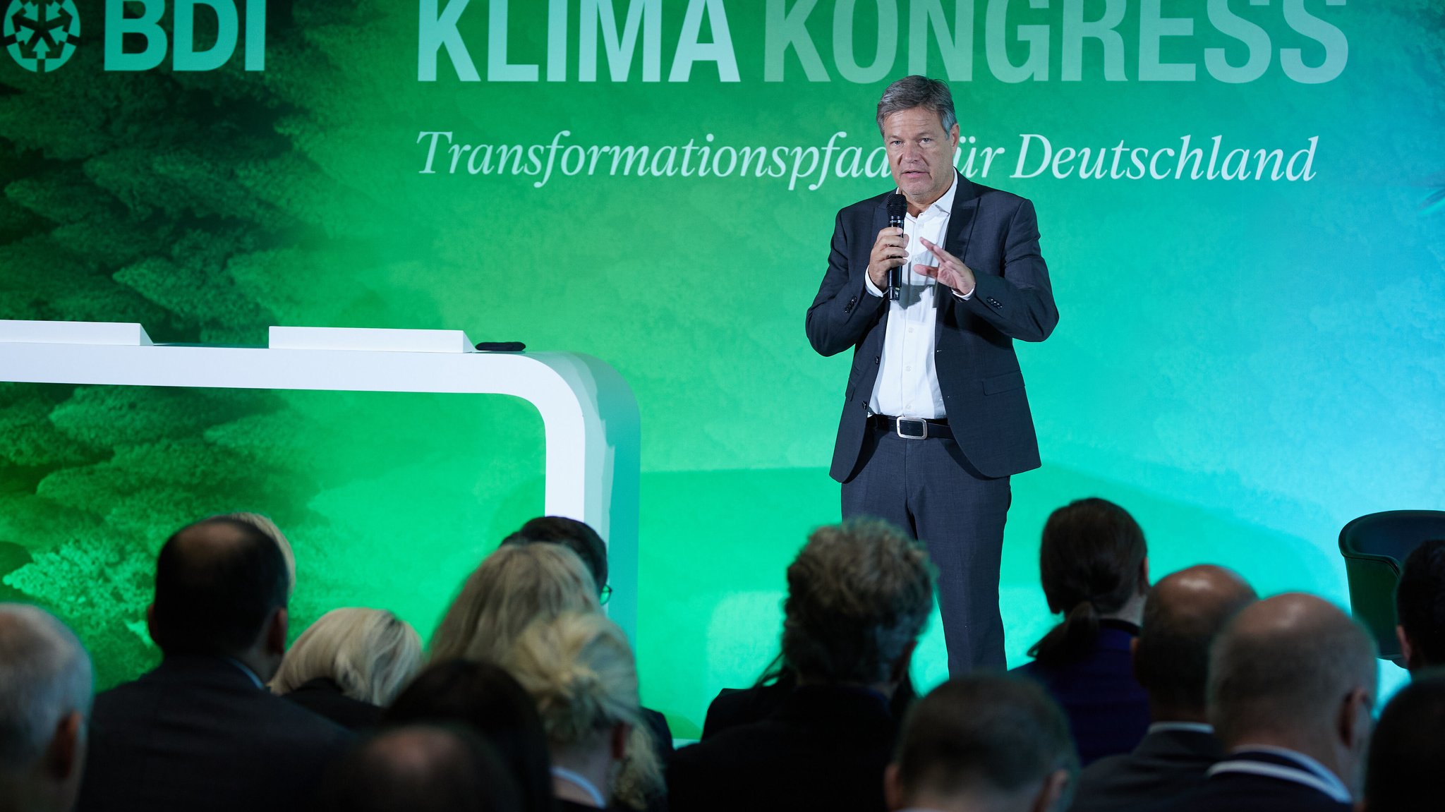 Robert Habeck (Bündnis 90/Die Grünen), Bundesminister für Wirtschaft und Klimaschutz, spricht beim BDI-Klimakongress ins Futurium. Der Kongress befasst sich mit der Zukunft der Industriegesellschaft.