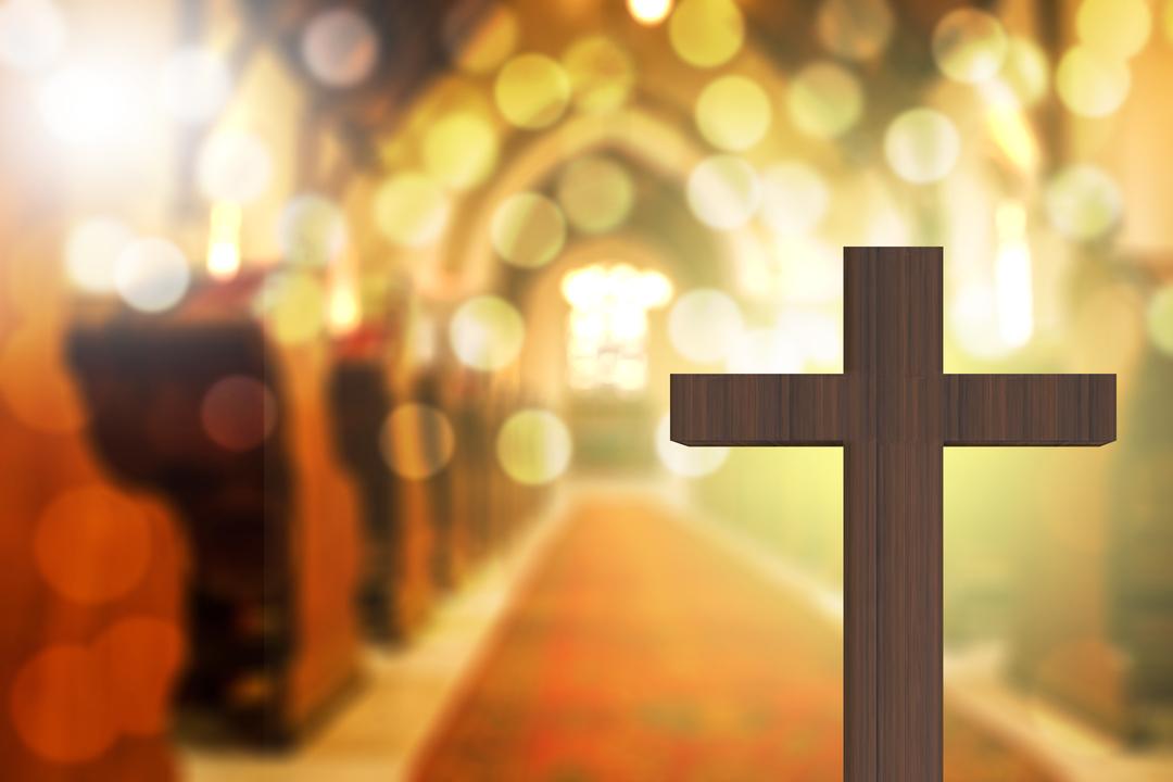 Kreuz in einer lichtdurchfluteten Kirche