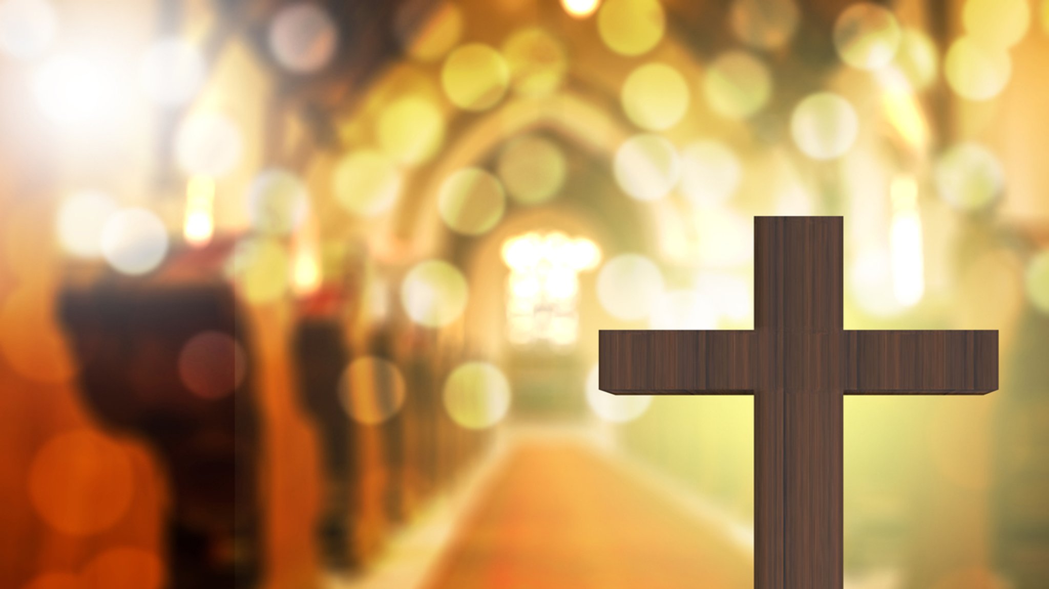 Kreuz in einer lichtdurchfluteten Kirche