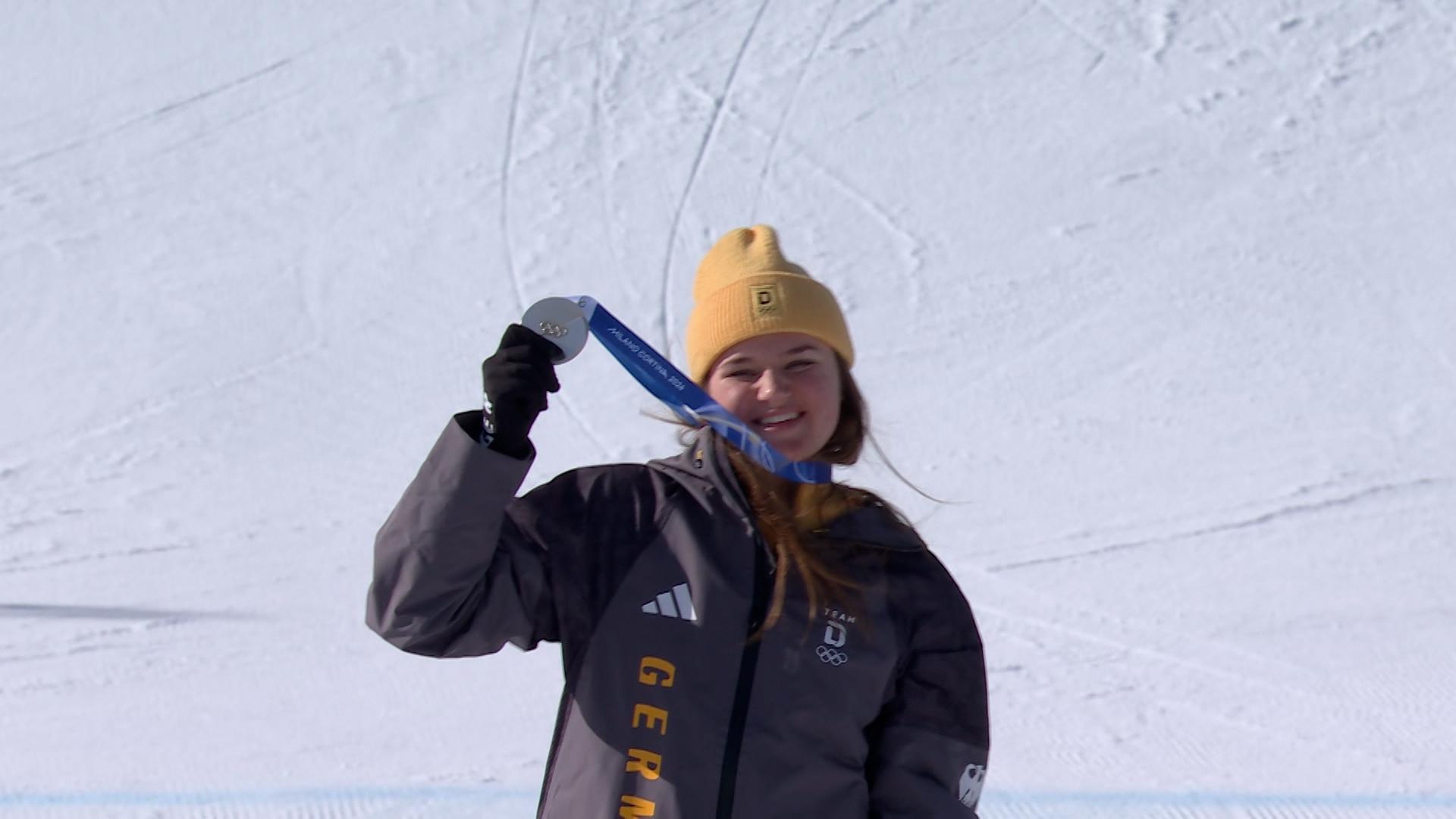 Emma Aicher mit der Silbermedaille.