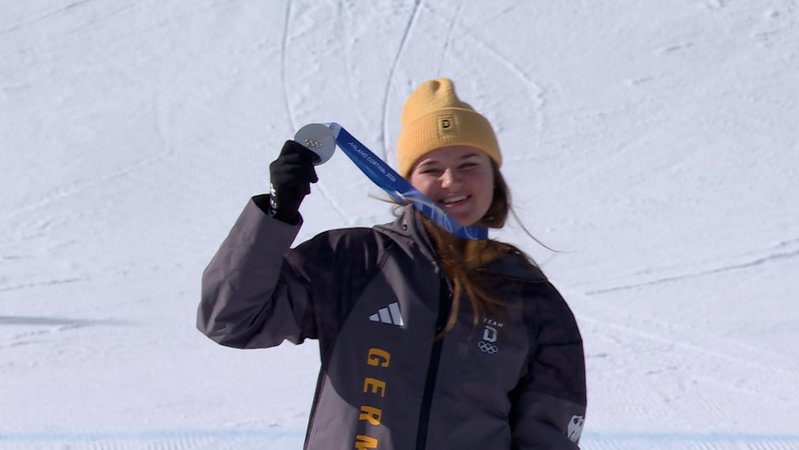 Emma Aicher mit der Silbermedaille. | Bild: pa/dpa Emma Aicher mit der Silbermedaille.